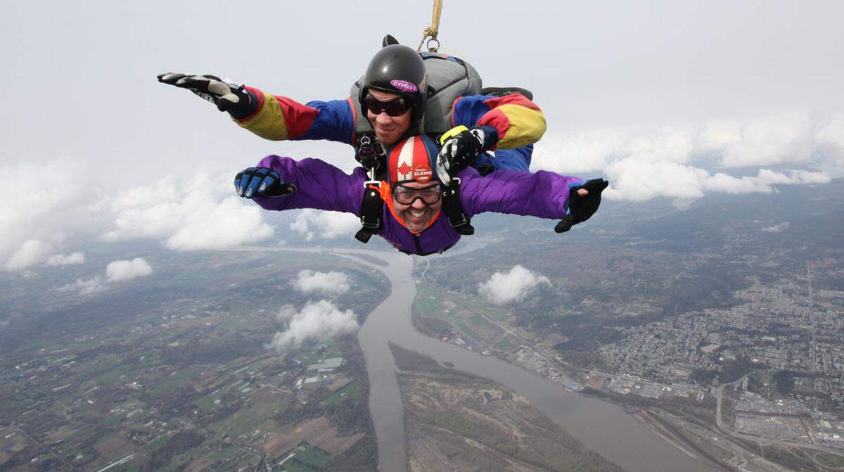 Abenteuerlustige werden mit Action-Geschenken ihre Freude haben. Etwa mit einem Gutschein zum Bungee-Jumping oder Tandemspringen.