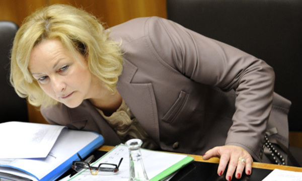 Nationalrats-Debatte: "Kommando aus der Badehose" (im Bild Prölls Vertretung: Innenministerin Maria Fekter)