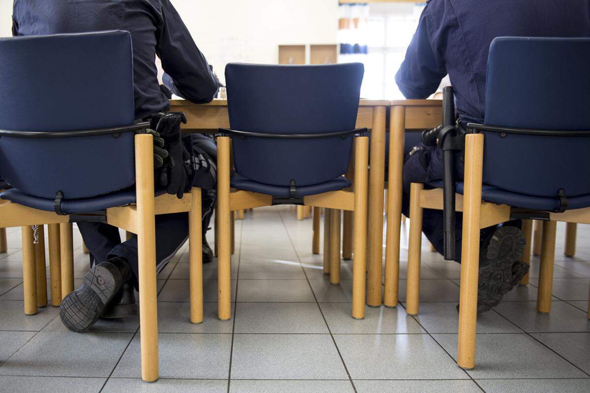 Gut versorgt: In der Kantine, in der die Beamten zu Mittag versorgt werden, kochen und servieren Häftlinge. Sie können sich in Haft etwa zum Restaurantfachmann, zum Mauerer, Maler, Bäcker oder Schlosser ausbilden lassen.