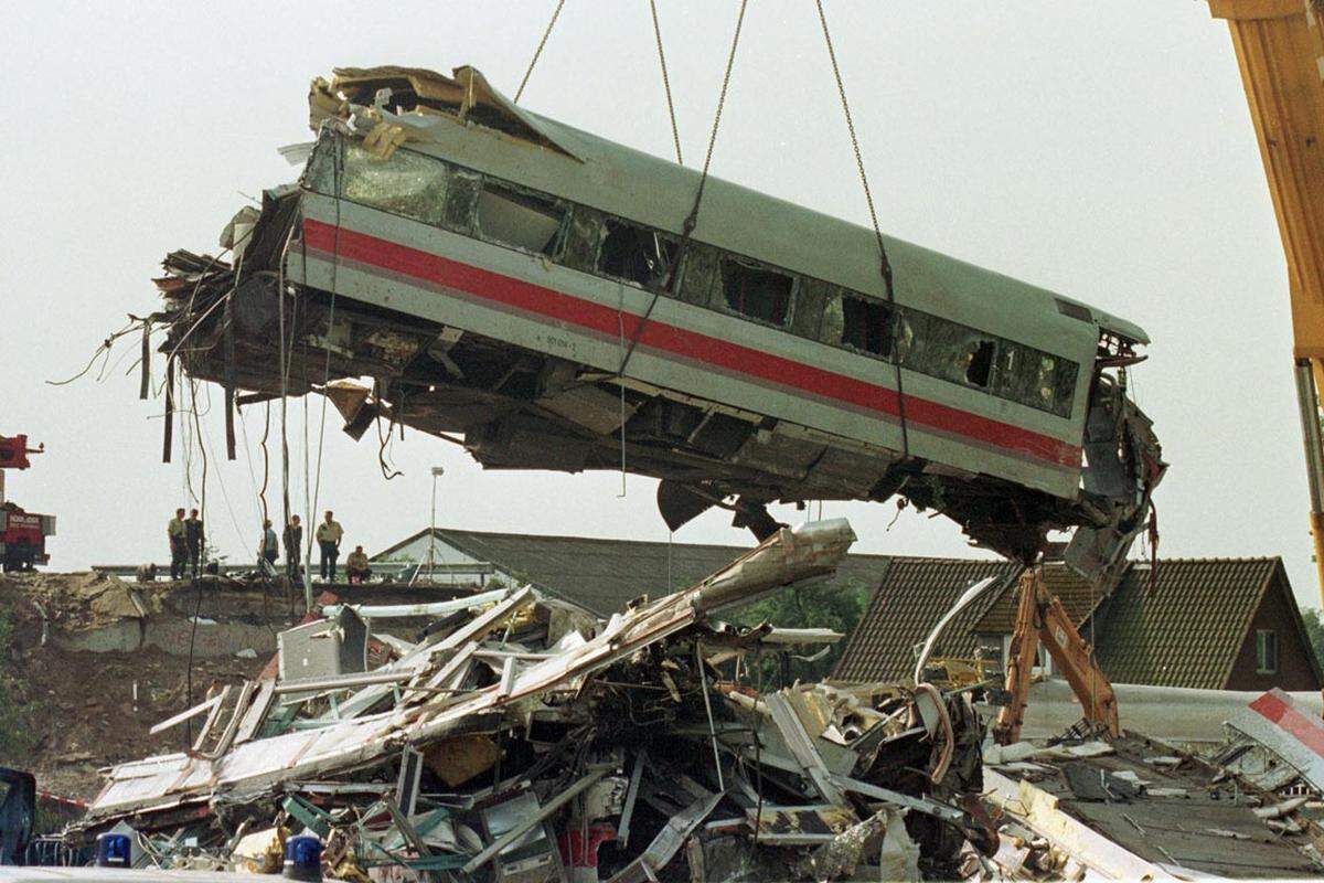 Die meisten Waggons des mit rund 300 Reisenden besetzten Zuges von München nach Hamburg wurden komplett zertrümmert.