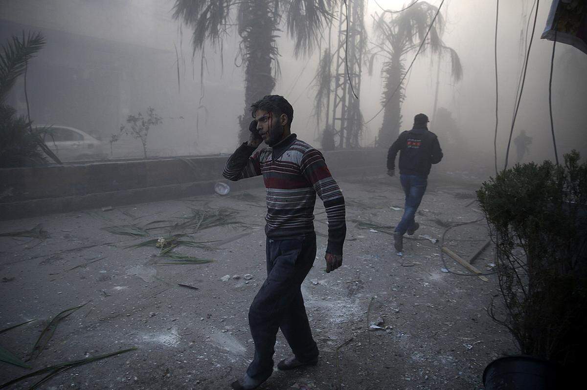 Sameer Al-Doumy, Syria, 2015, für Agence France-Presse Ein verwundeter Mann nach Luftangriffen auf die syrische Stadt Hamouria am 9. Dezember 2015.
