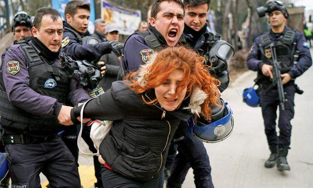 Proteste gegen die Entlassung von Forschern vor der Ankara Universität in der Hauptstadt.
