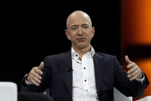1994 gründete Jeff Bezos  den Handelsriesen Amazon. Mit einem erwarteteten Jahresumsatz von 74 Milliarden US-Dollar dominiert er den Einzelhandel weltweit. Sein Führungsstil gilt als eigenwillig. Man erzählt, er lasse in Besprechungen oft einen Stuhl frei - für den imaginären Kunden. Ins Tagesgeschäft der "Washington Post", die er kürzlich für 250 Millionen Dollar erwarb, will sich der Milliardär aber nicht einmischen.