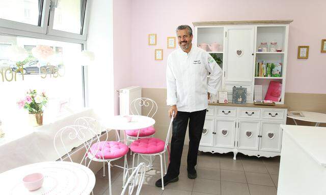 Siegfried Kröpfl in der veganen Bäckerei seiner Tochter in Wien Leopoldstadt. Auf der Karte stehen vegane Süßspeisen.