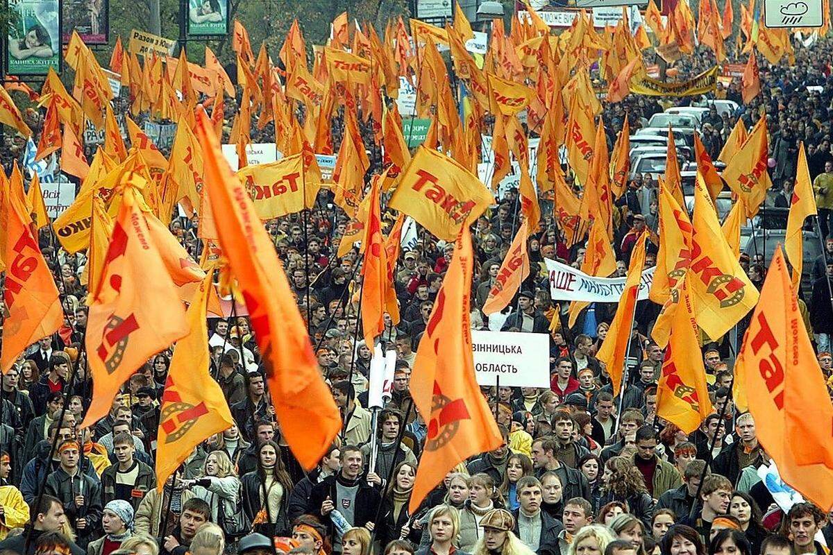 Die Proteste der Opposition weiten sich immer mehr aus, wegen der Farbe der Juschtschenko-Anhänger setzt sich bald der Name "Orange Revolution" durch. Die EU und die USA protestieren gegen die Wahlfälschungen, die von der OSZE dokumentiert wurden. Letztlich gibt die Führung in Kiew klein bei und lässt eine Wiederholung der Stichwahl für Anfang Dezember ansetzen.