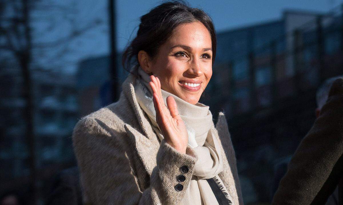 Während ihres zweiten offiziellen Auftrittes mit Prinz Harry Anfang Januar trug Meghan einen cremefarbenen Mantel von Smythe – das knapp 700 Euro teure Stück war ebenfalls sofort ausverkauft. Zum gleichen Event trug die Bald-Herzogin einen Pullover der britischen Marke Marks&amp;Spencer – mit knapp 50 Euro ein richtiges Schnäppchen. Und, ja genau, auch dieses Stück war binnen weniger Stunden nicht mehr zu haben.