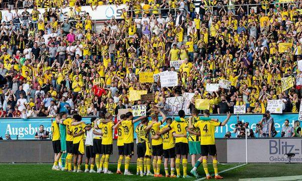 Die Dortmunder Spieler lassen sich von den zahlreich mitgereisten Fans feiern. GER, FC Augsburg gegen BV Borussia Dortmu