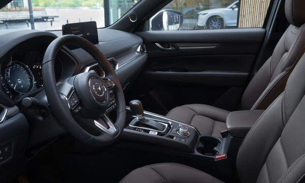 Der Mazda CX-5 ist für aktive Familien gebaut. Innovative Assistenzsysteme und neueste Sicherheitstechnologie sorgen für ein rundum komfortables Fahrerlebnis.