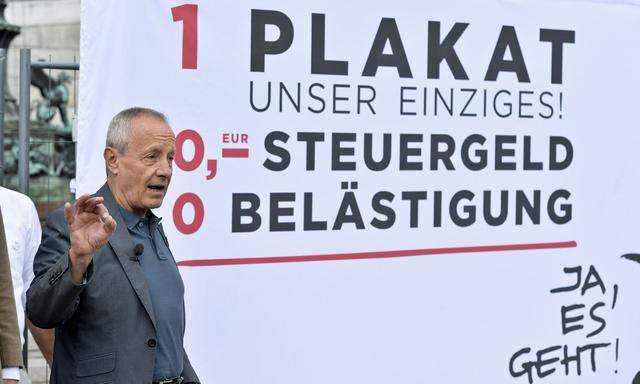 Peter Pilz präsentiert das einzige Wahlplakat seiner Liste