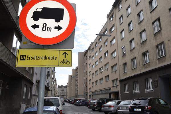 Auf selbigem unterwegs sieht man, dass auch eine U1-Ersatzroute für Fahrradfahrer ausgeschildert wurde, allerdings nicht von den Wiener Linien. Wer dahinter steckt, das wissen selbst die Verkehrsbetriebe nicht.