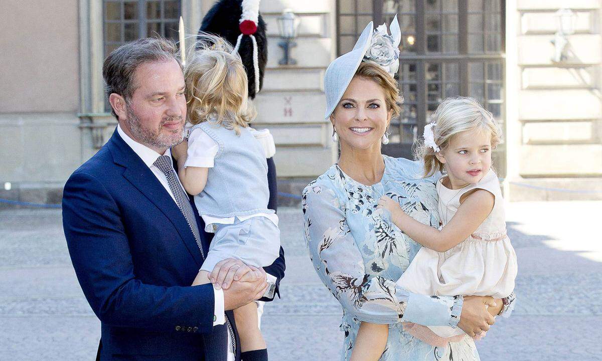 Adrienne kam standesgemäß in Stockholm zur Welt. Der jüngste Spross im schwedischen Königshaus ist Nummer zehn in der Thronfolge und das siebente Enkelkind von König Carl Gustaf und Königin Silvia.  