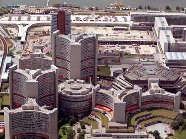 Anfang der 80iger beginnt Kreiskys Stern zu sinken. Der Bau des Konferenzzentrums in der Wiener UNO-City 1982 (trotz 1,3 Millionen Unterschriften dagegen) kostet ihn Popularität.