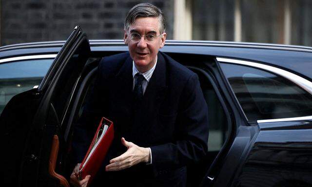Jacob Rees-Mogg trifft zum wöchentlichen Kabinettsmeeting in der Downing Street in London ein.