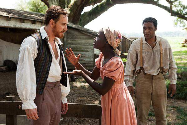 Steve McQueens Sklavendrama beruht auf einer wahren Begebenheit. Seit seiner Weltpremiere im Herbst gewann "12 Years a Slave" wichtige Filmpreise. Dennoch ist es teilweise eine Niederlage, dass das Werk mit Michael Fassbender (links) und Brad Pitt in Nebenrollen bei den Globes lediglich eine Trophäe gewann. Auch Hauptdarsteller Chiwetel Ejiofor (rechts) ging leer aus.