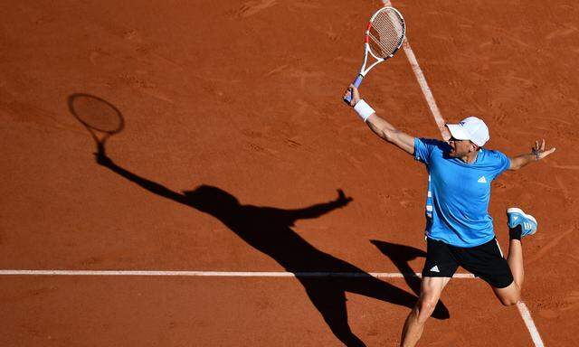 Dominic Thiem holt am Montag in Paris zu seinem vierten French-Open-Viertelfinale in Folge aus.