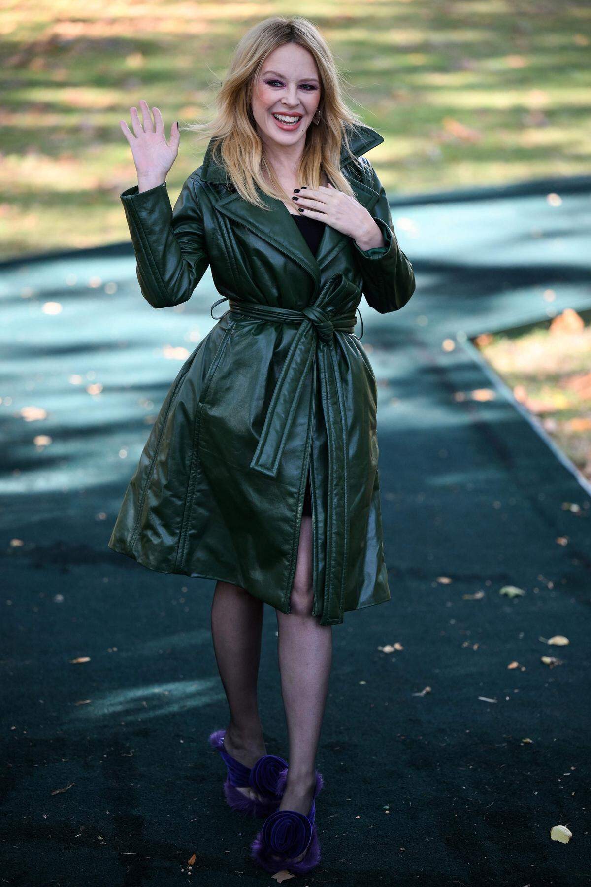 In einem grünen Mantel erschien Kylie Minogue zur Show. 