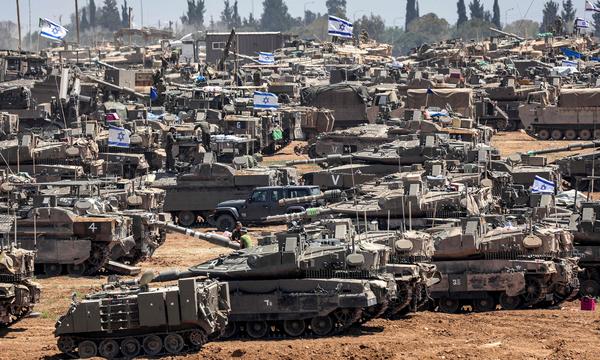 Warten auf Startsignal: Israelische Panzer und Panzerfahrzeuge an der Grenze zum Gazastreifen. 