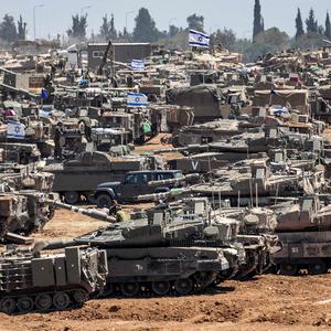 Warten auf Startsignal: Israelische Panzer und Panzerfahrzeuge an der Grenze zum Gazastreifen. 