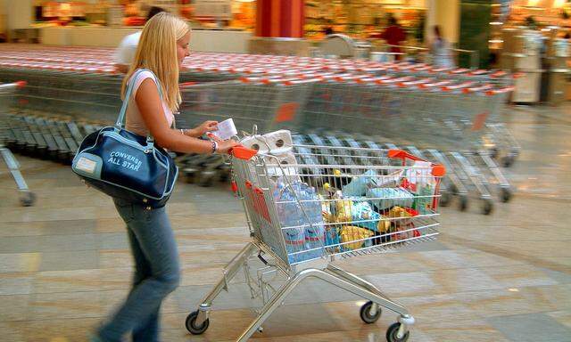 Frau mit Einkaufswagen im Supermarkt