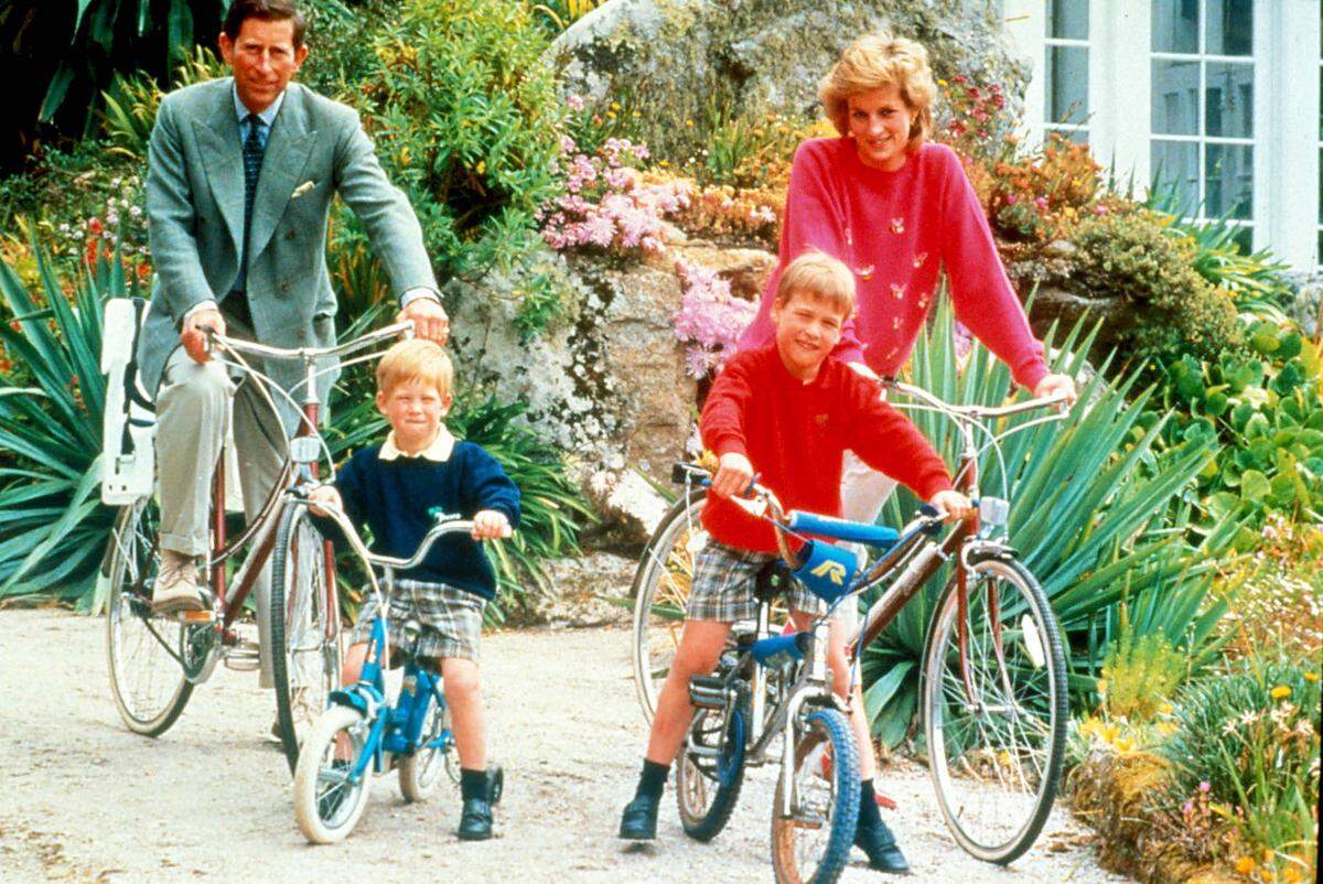Diana kam am 31. August 1997 bei einem Autounfall in Paris im Alter von 36 Jahren ums Leben. Das Unglück erschütterte das ganze Land und war weltweit in den Schlagzeilen. Ihre Söhne Prinz William und Prinz Harry waren damals 15 und 12 Jahre alt.  