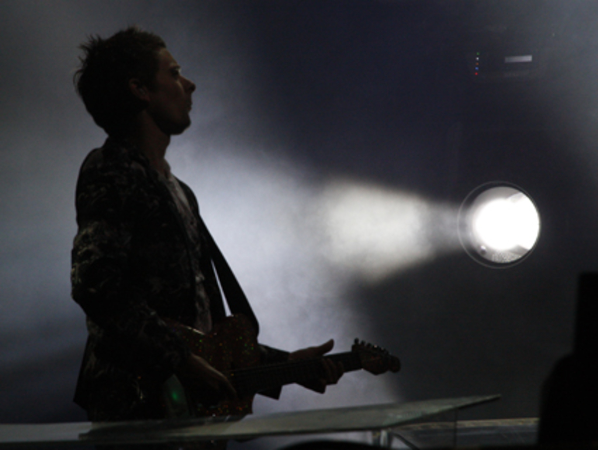 Überlebensgroß erscheinen der Sänger und (virtuose) Gitarrist Matthew Bellamy, der Bassist Christopher Wolstenholme und der Schlagzeuger Dominic Howard auf den Leinwänden an der Bühnenseite. Überlebensgroß sind auch die Weltschmerz-Szenarien, die sie klangmalen. 