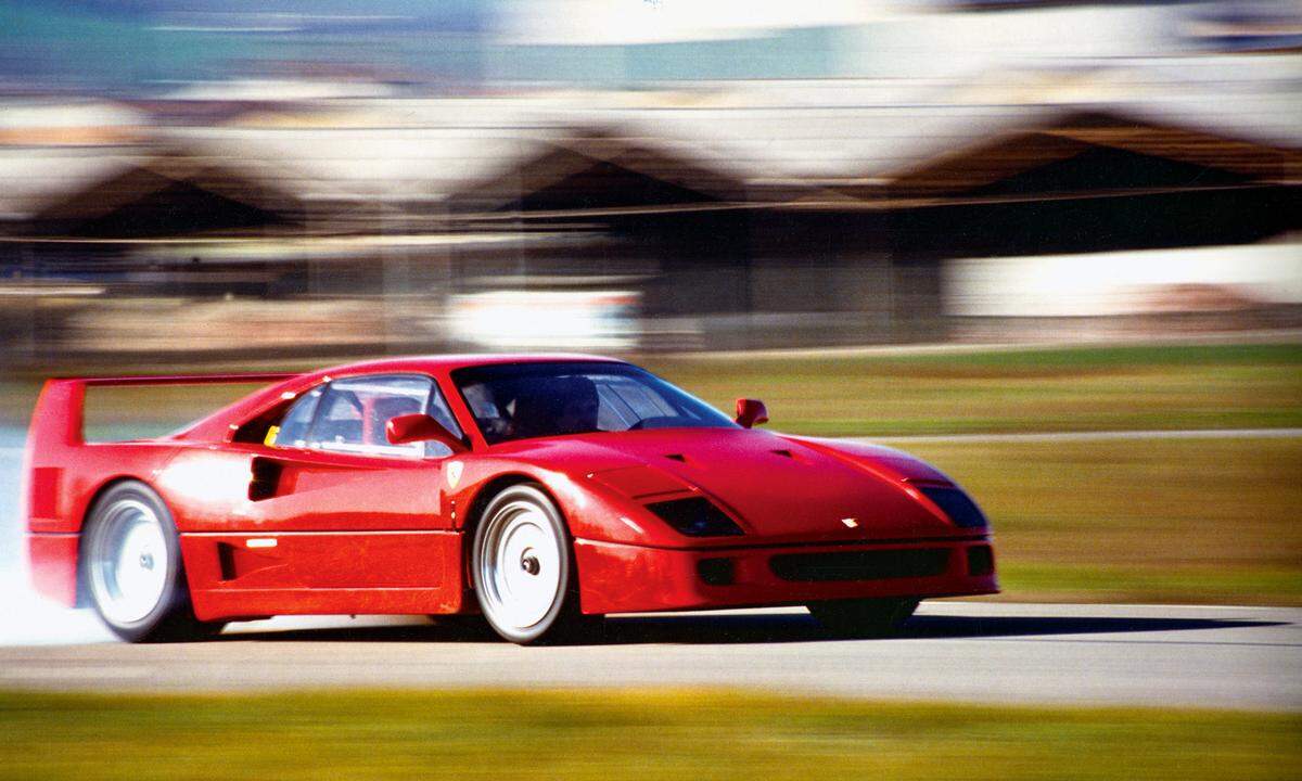 Der F-40 war eine wilde, gefährliche Sau. Er kam 1987 auf den Markt. Als Enzo Ferrari ein Jahr später starb, explodierten die Preise, die weltweite Spekulationshysterie erfasste Ferrari, dann auch andere Supercars.