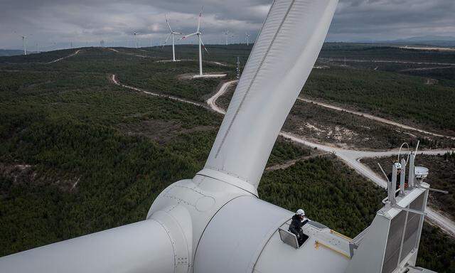 Hochspannungsleitungen, um erneuerbaren Windstrom europaweit zu den Verbrauchern zu bringen, müssen so schnell wie möglich errichtet werden. Im Bild ein Windkraftwerk in der Türkei.