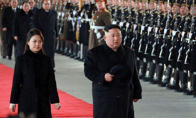 Kim wird auf der Reise von seiner Frau Ri Sol Ju begleitet