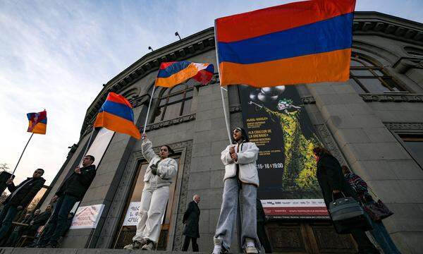 Paschinjans Politik ist umstritten, Demonstranten schwenken Fahnen Armeniens und jene von Nagorno-Karabach in der Haupstadt Jerewan.