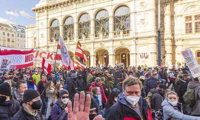 Corona protest demonstration in front of opera Staatsoper, opponents of the corona measures march, banner Kurz muss weg