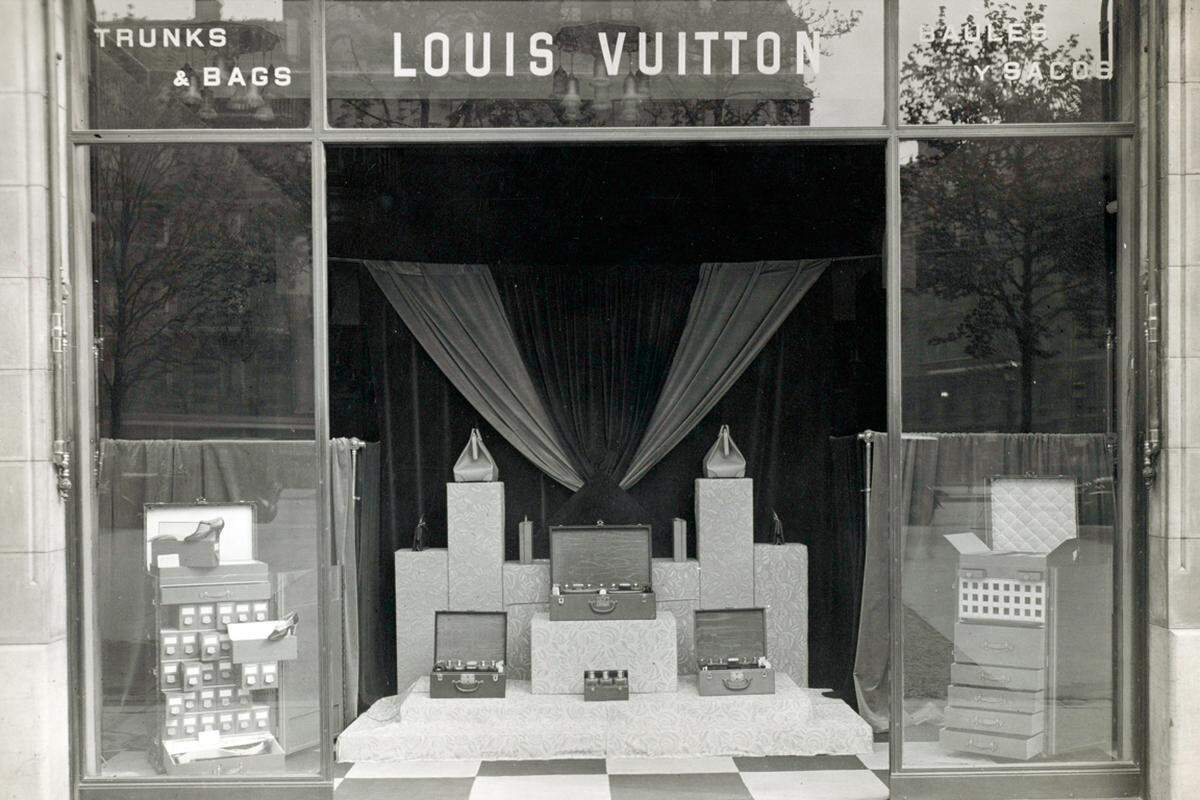 Im Stammhaus auf den Champs-Élysées, 1926.