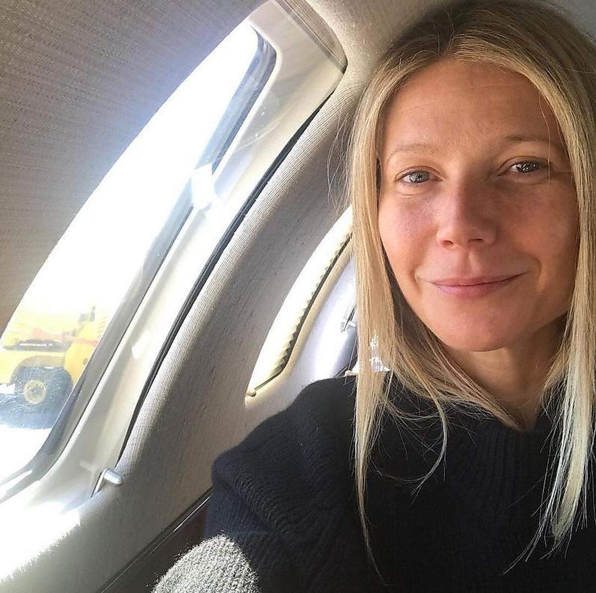 Ungeschminkt gibt sich derweil Schauspielerin Gwyneth Paltrow im Flugzeug.