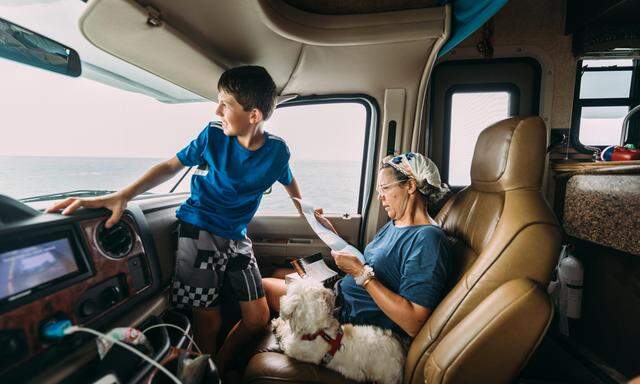 Immer mehr Eltern suchen gemeinsam mit ihren (kleinen) Kindern das Abenteuer, sei es im Campingbus, sei es in fernen Ländern.