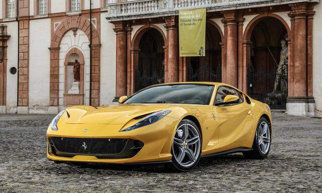 Darf man wörtlich nehmen: Den Ferrari 812 Superfast treibt ein 6,5 Liter großer Saugmotor mit maximal 800 PS an. Das soll für bequemes, zügiges Reisen ebenso taugen wie für Ausflüge auf die Rennstrecke. 