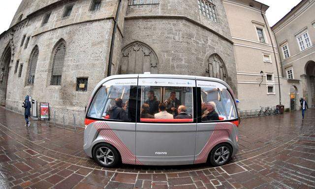 Der autonome Minibus soll in Salzburg künftig öfter durch die Straßen rollen.