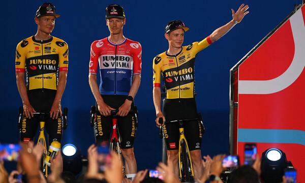 An der Seite seiner Edelhelfer übt Jumbo-Visma-Star Jonas Vingegaard (r.) schon einmal die Jubelgesten. 