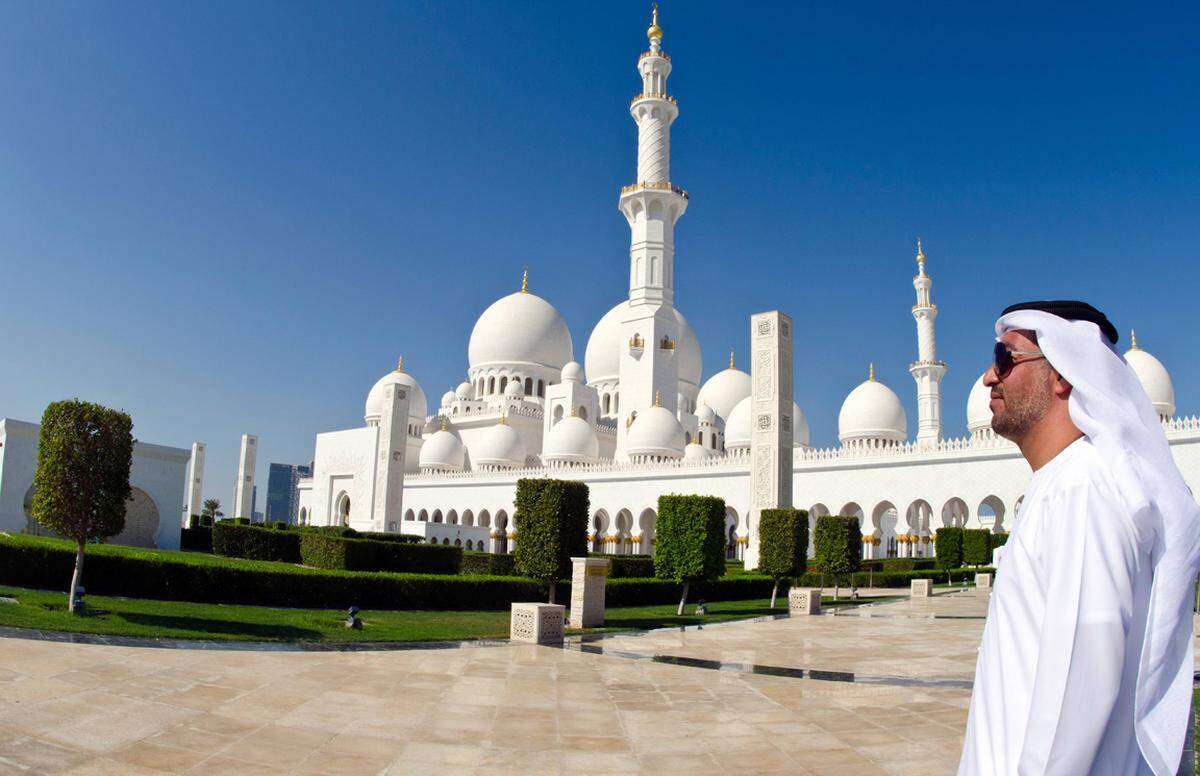 Abu Dhabi, Vereinigte Arabische Emirat. Auch das ist eines der jüngeren Wahrzeichen der Geschichte. Die größte Moschee in den Vereinigten Arabischen Emiraten (und die achtgrößte der Welt) wurde 2007 offiziell eröffnet. In ihren Außenmaßen von 224 mal 174 Metern bietet die Moschee Platz für 40.000 Gläubige. Die Baukosten der Anlage beliefen sich auf 545 Millionen US-Dollar.