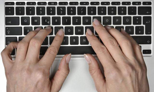 Symbolbild Online Shopping H�nde auf Laptop Tastatur