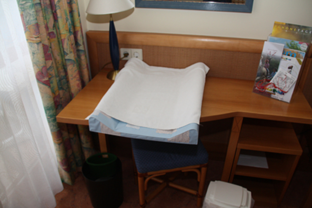 ... Wickeltisch für den Zweijährigen.