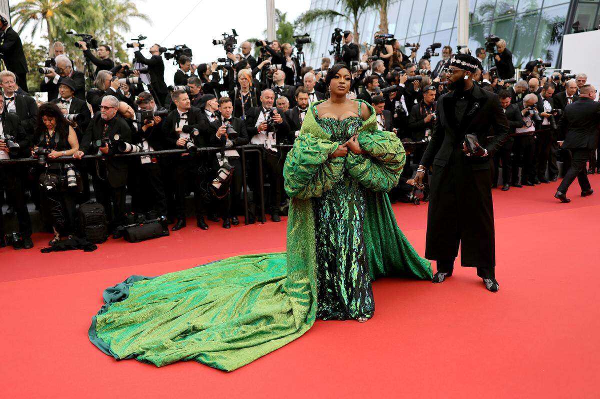 Grün und glitzernd kam die nigerianische Schauspielerin Chika „Nancy“ Ike. Das Kleid ist vom nigeriansichen Label Kud Colletions. 