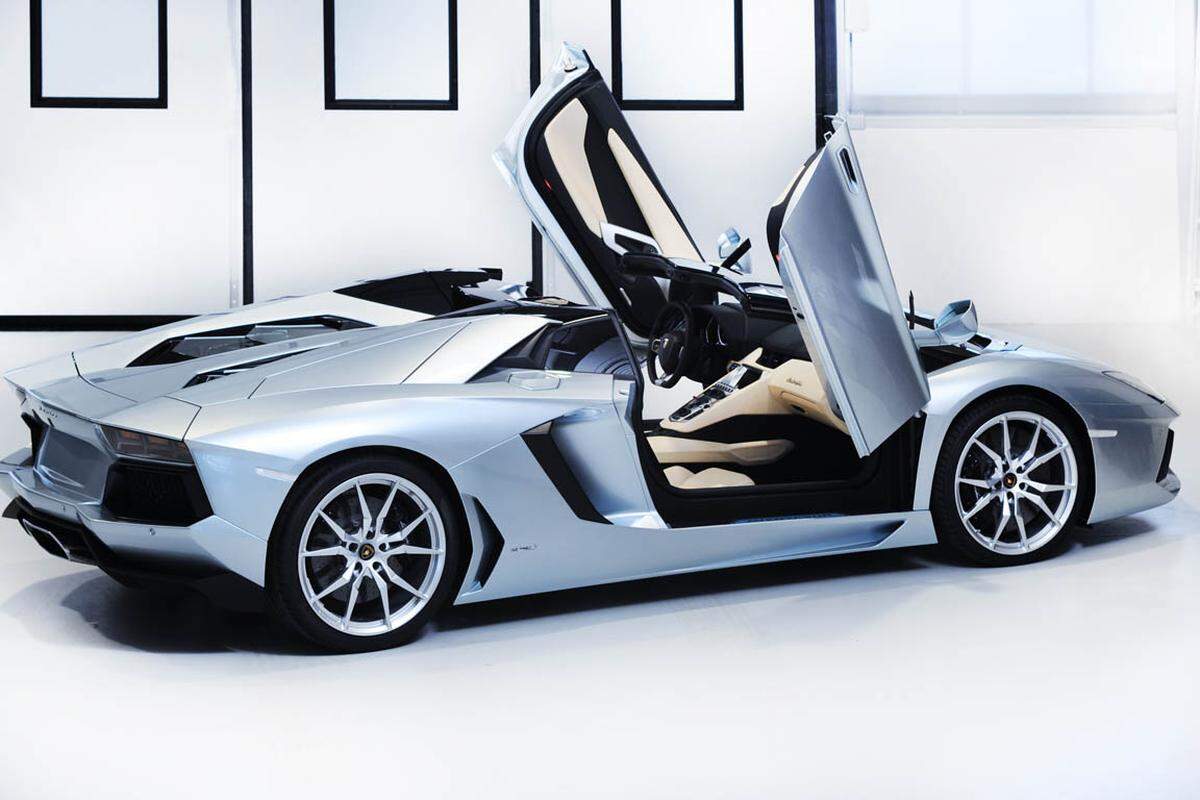 Auch nicht langsam: Der Lamborghini Aventador LP 700-4. Der 6,5-Liter-V12 leistet 700 PS, die ihn in drei Sekunden von Null auf 100 km/h katapultieren. Die Höchstgeschwindigkeit beträgt 350 km/h.