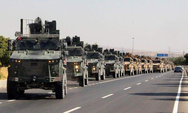 Türkische Militärfahrzeuge an der syrischen Grenze