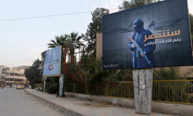 „Wir werden gewinnen, trotz der internationalen Koalition.“ Ein Propagandaplakat in Raqqa, der „Hauptstadt“ des IS.