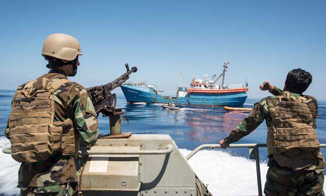Von der EU mitfinanziert, bringt Libyens Küstenwache Flüchtlingsboote auf. Die Festgenommen werden danach interniert. 