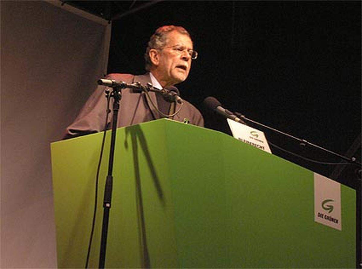 Grünen-Chef Alexander Van der Bellen übte mit heiserer Stimme scharfe Kritik am Innenminister. Dieser betreibe eine "widerwärtige Politik". Was Platter mache, sei nicht nur asozial, sondern auch unchristlich.