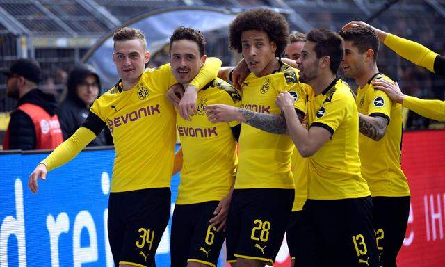 Dortmund bejubelte einen 3:2-Sieg über Düsseldorf. Die Titelchance lebt weiter. 