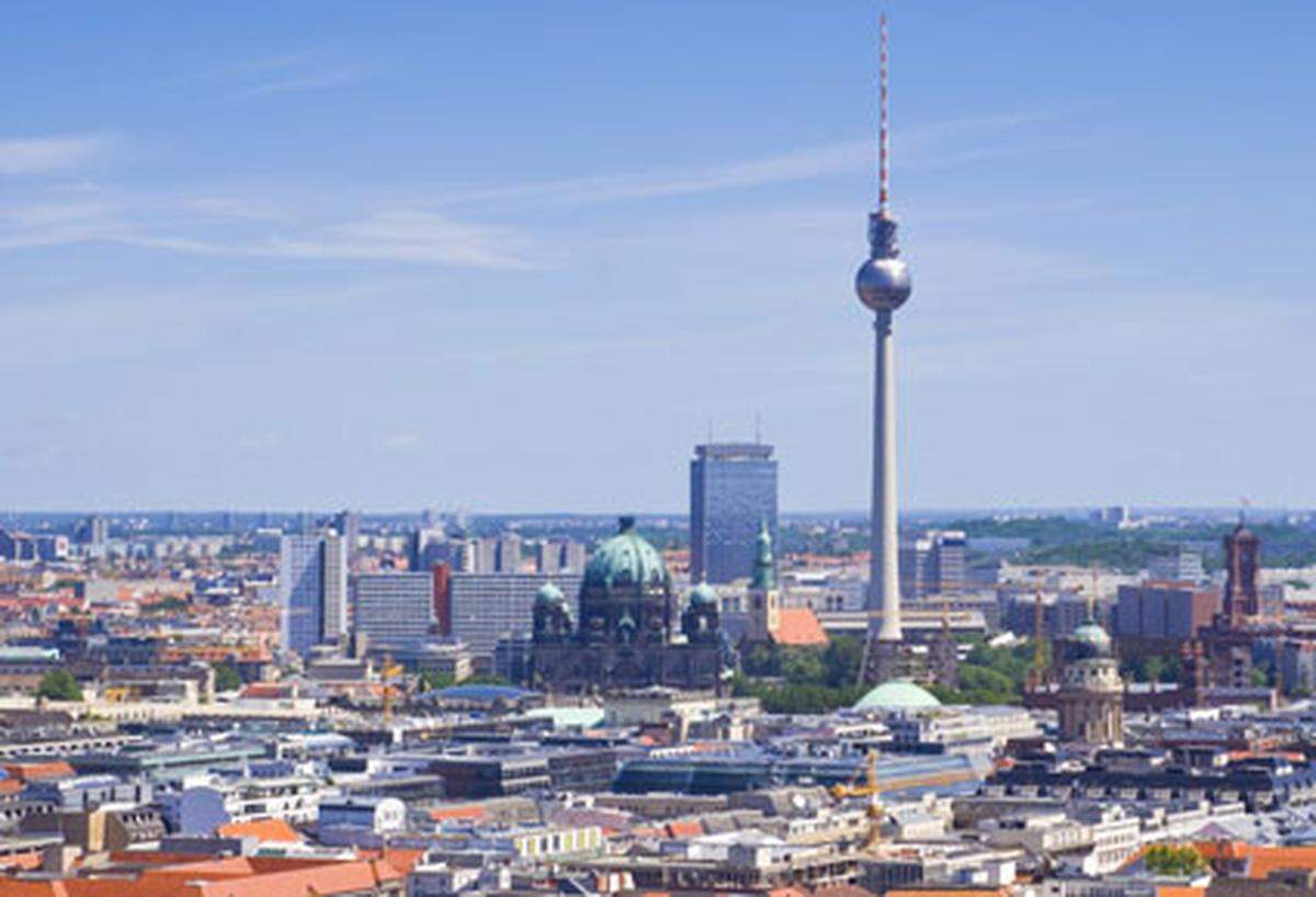 Wien ist ein teures Pflaster geworden. Viele potenzielle Käufer, die sich jetzt erst nach Zinshäusern umschauen, finden keine mehr. So kommt es, dass vermehrt in Berlin gesucht wird, wo sich mit Immobilien noch mehr Geld verdienen lässt.