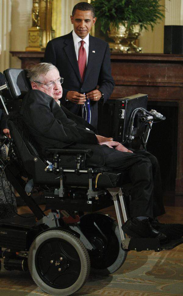   Zitat über Hawking: "Seine Arbeiten in der theoretischen Physik will ich hier nicht näher erklären". US-Präsident Barack Obama selbstironisch im August 2009 in Washington bei der Verleihung der Freiheitsmedaille an Hawking.