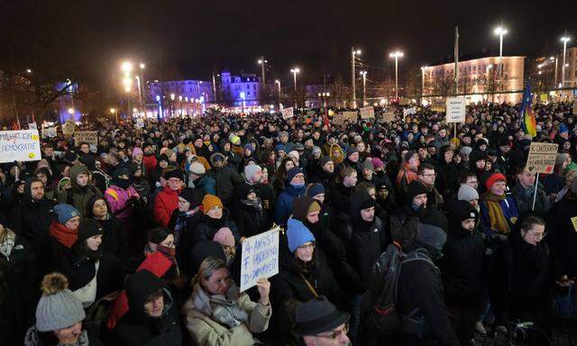 Mehr als 10.000 Menschen haben in Essen und Leipzig gegen die AfD demonstriert. 