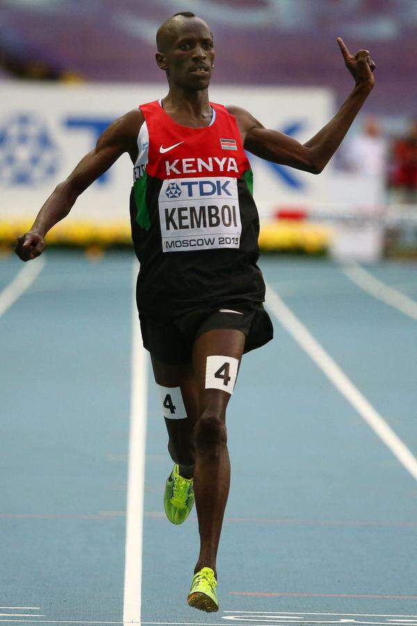 Der Kenianer Ezekiel Kemboi wird in die Geschichtsbücher der Leichtathletik eingehen. Der 31-Jährige holt mit einer schnellen Schlussrunde nach zwei Mal Olympia-Gold nun seinen dritten WM-Titel über die Hindernisdistanz. Die Siegerzeit lautet 8:06,01 Minuten. Sein um elf Jahre jüngerer Landsmann Conselus Kipruto gewinnt Silber vor dem französischen Europarekordhalter Mahidiene Mekhissi-Benabbad.